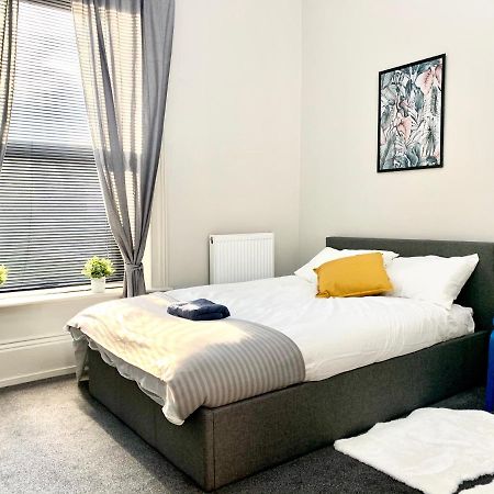 Free, Large Car Park Apartment Wakefield Exterior foto